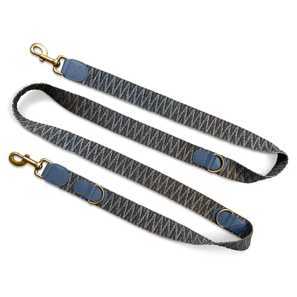 Totaaloverzicht van de Très Chic-riem in blauw-grijs – stijlvol design en hoogwaardige afwerking