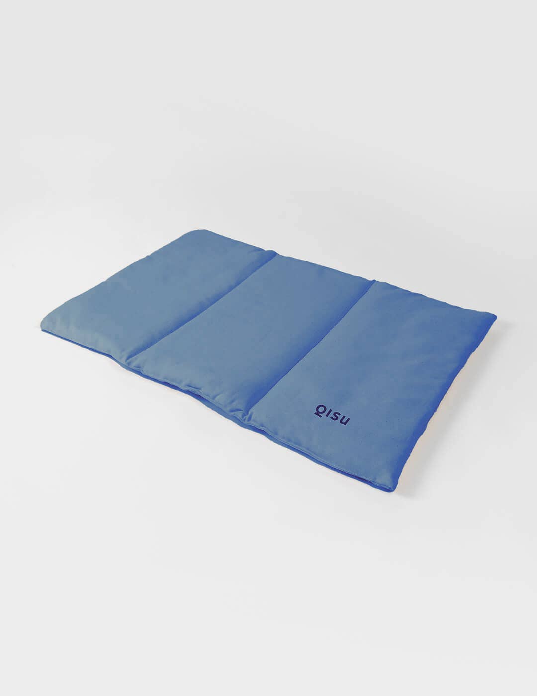 Nomad Bed von Qisu in Blau – leichtes, wasserabweisendes Hundebett aus Bio-Baumwolle, ideal für unterwegs