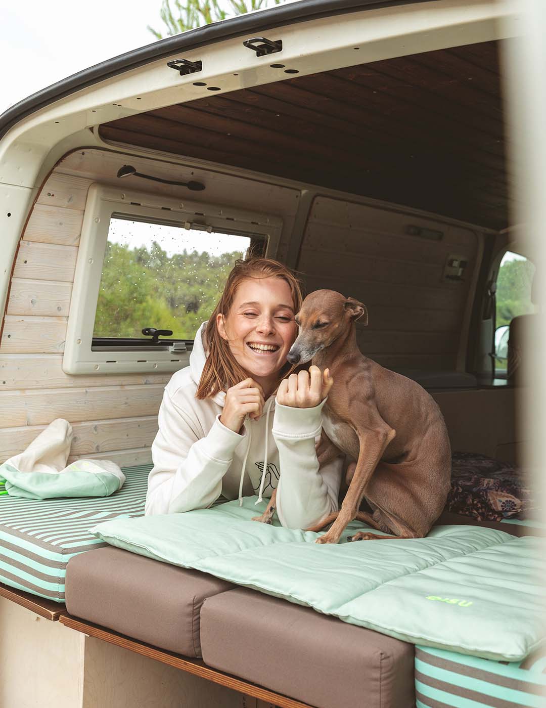 Nomad Bed von Qisu beim Camping – bequemer Outdoor-Lieblingsplatz für Fellfreunde