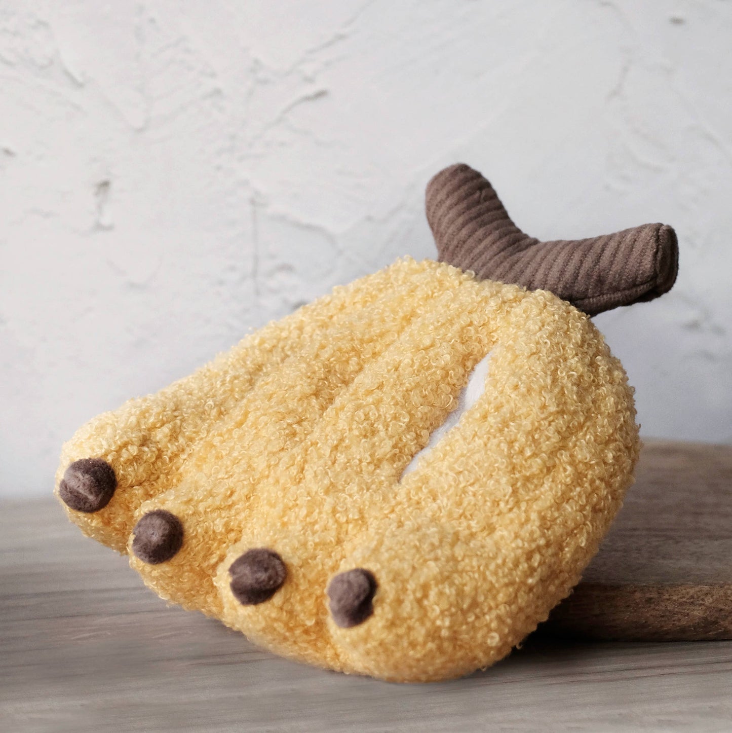 Snuffle Banana Hundespielzeug von Lambwolf Collective in Komplettansicht