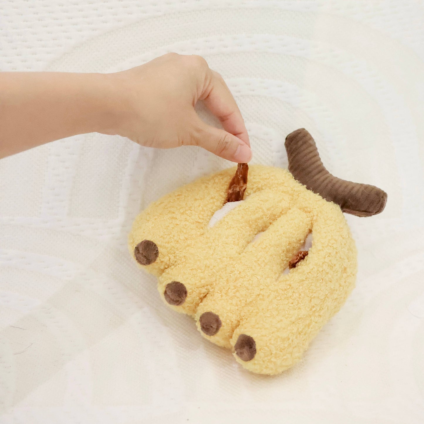 Leckerlis versteckt in den Taschen des Snuffle Banana Hundespielzeugs