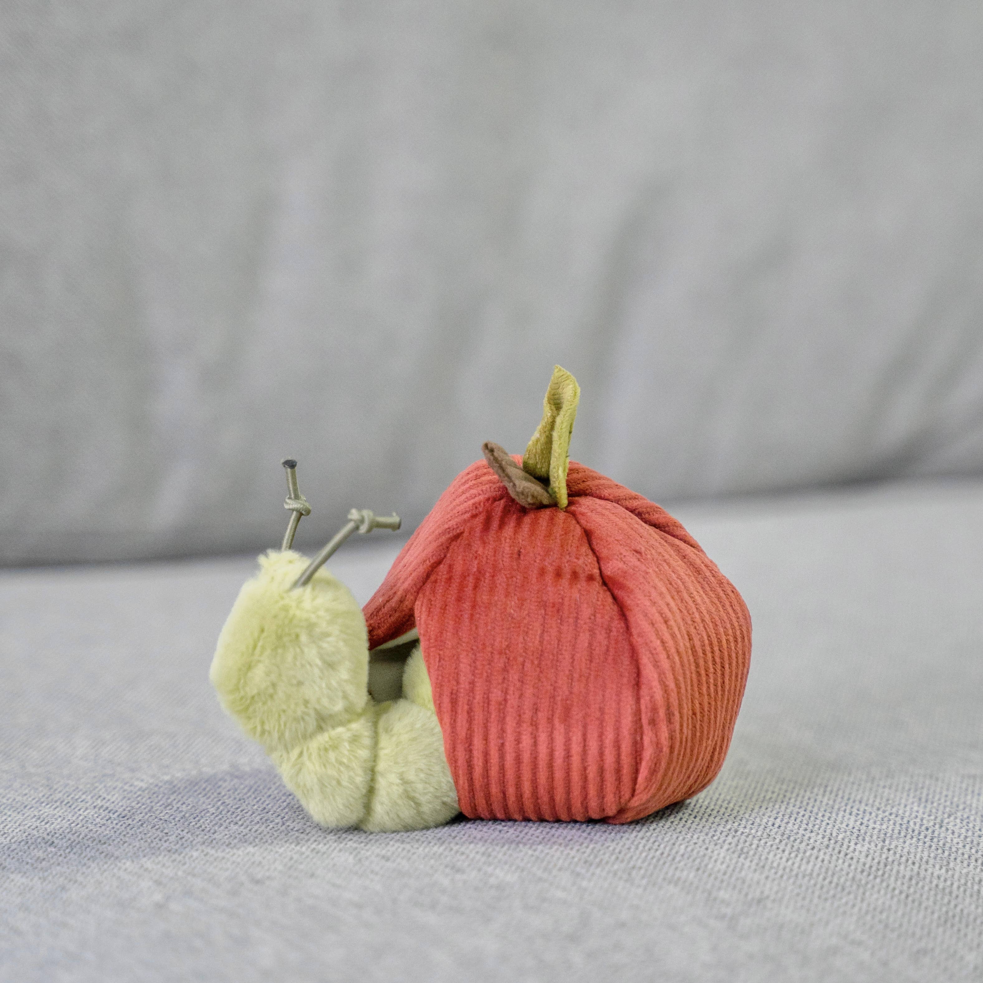 Apple & Caterpillar Hundespielzeug von Lambwolf Collective – Apfelschale mit verstecktem Quietschwurm