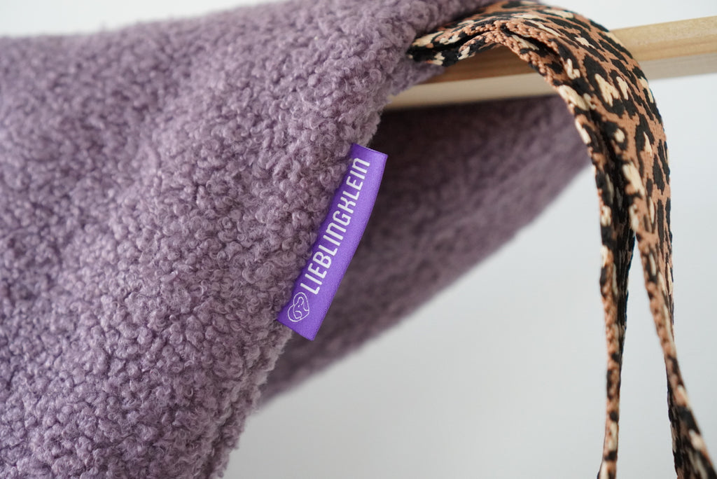 Detail PLACE Hundedecke Berry: Bouclé und Tragegurt im Leo-Look
