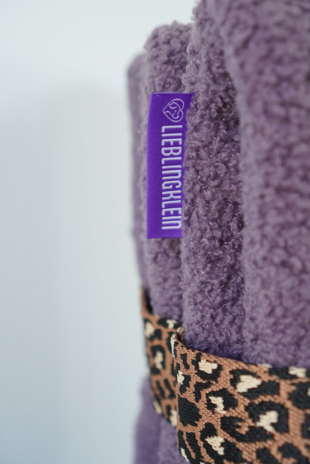 Detail PLACE Hundedecke Berry mit lieblingklein Label und Leo-Gurt