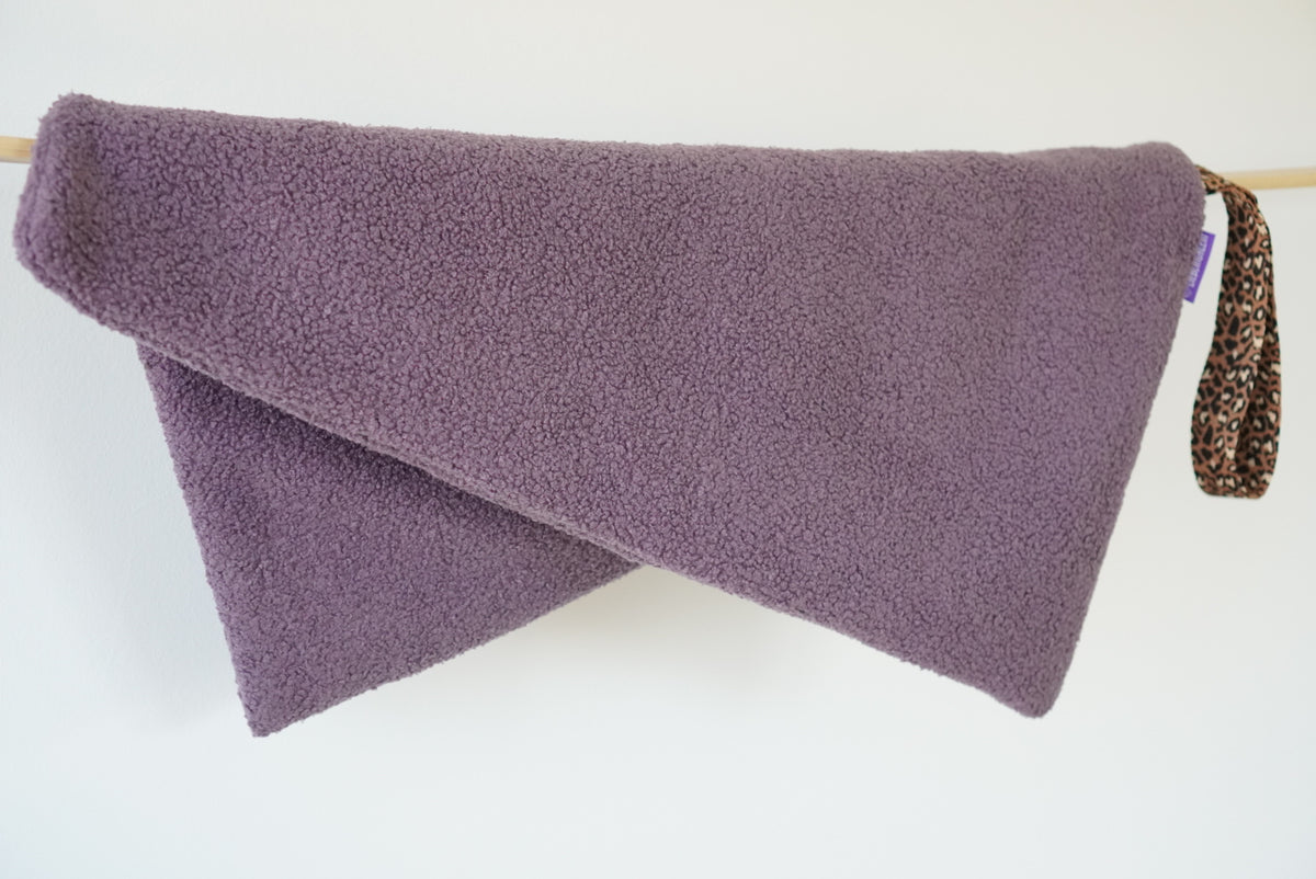 PLACE Hundedecke Berry ausgebreitet – Bouclé in gedecktem Beerenton