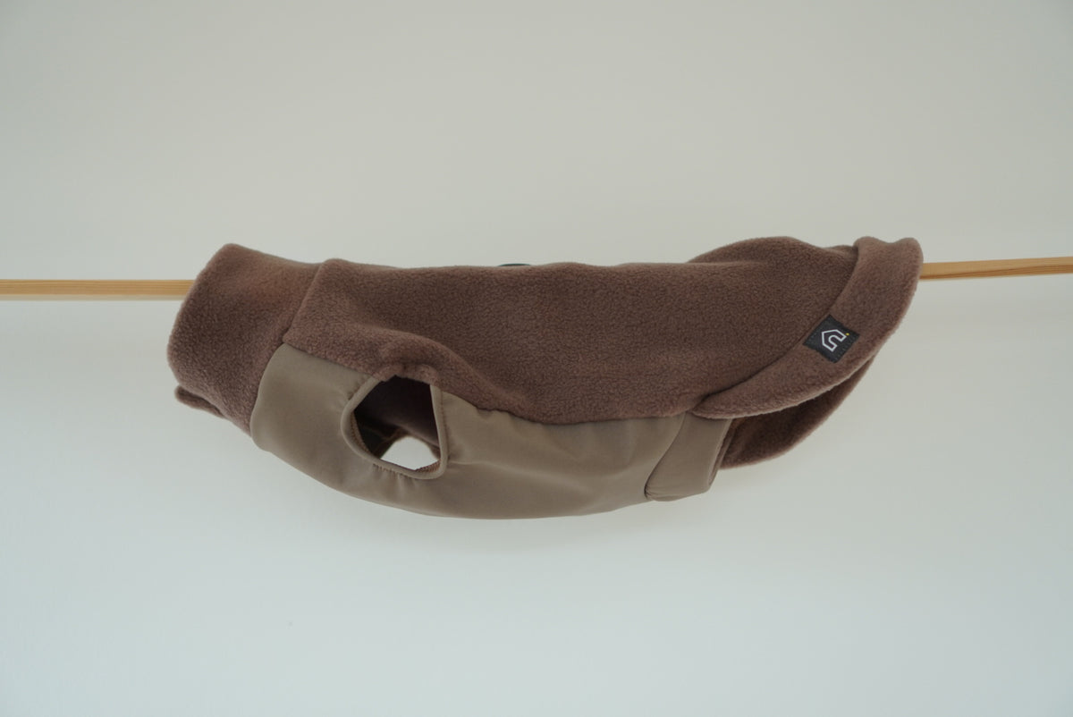 Dackel Fleecepullover mit wasserdichtem Baucheinsatz | Mokka - Hundepullover