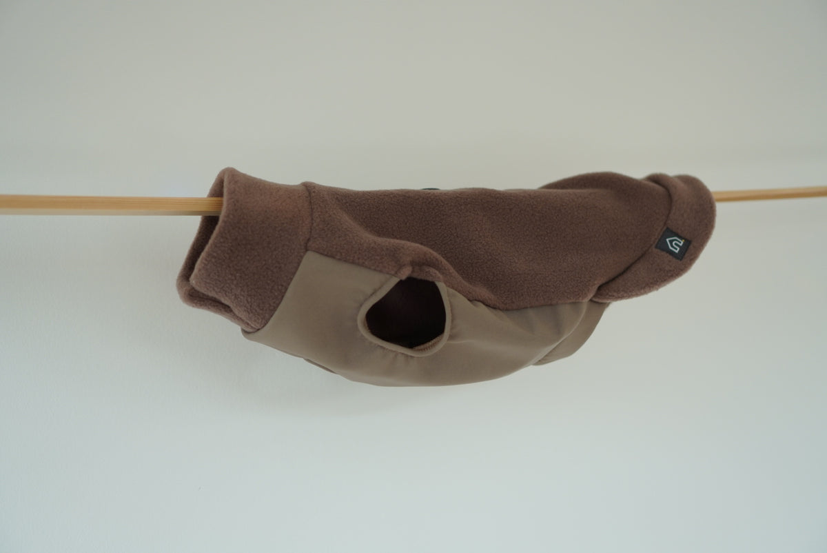 Dackel Fleecepullover mit wasserdichtem Baucheinsatz | Mokka - Hundepullover