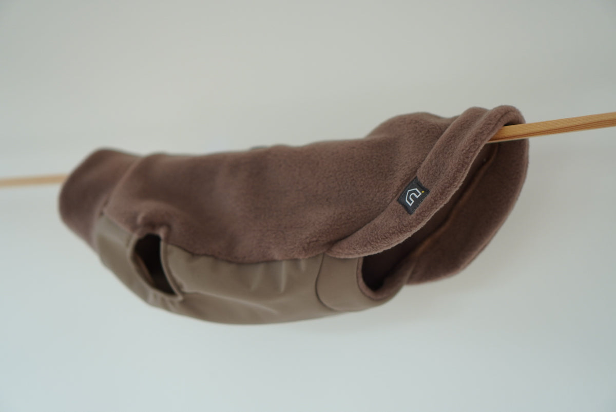 Dackel Fleecepullover mit wasserdichtem Baucheinsatz | Mokka - Hundepullover