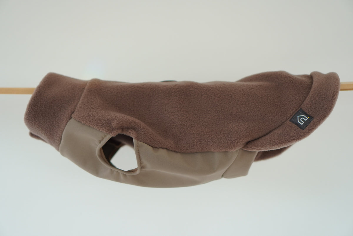 Dackel Fleecepullover mit wasserdichtem Baucheinsatz | Mokka - Hundepullover