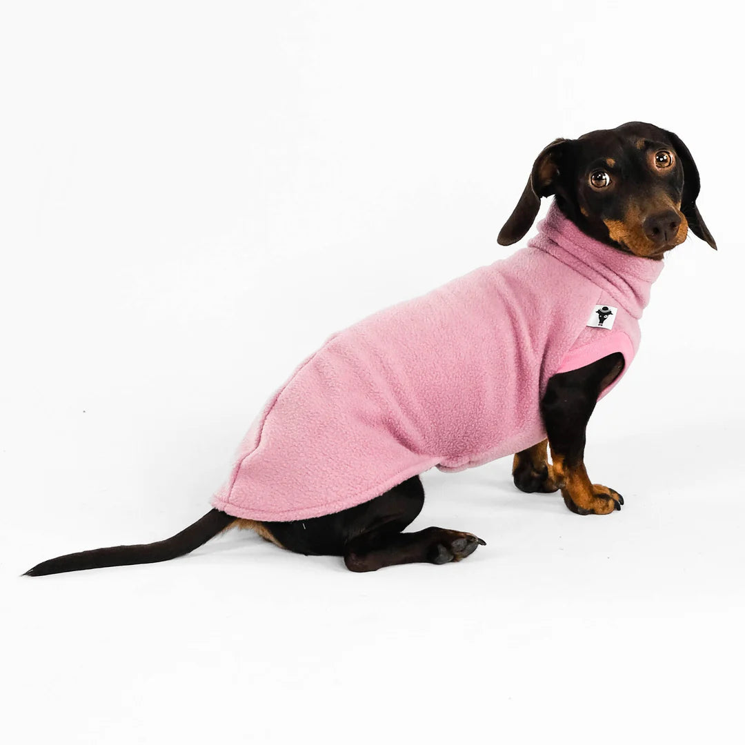 Long Shirt für Dackel in Mulberry – Frontansicht, ärmellos & elastisch, atmungsaktives Polar Fleece