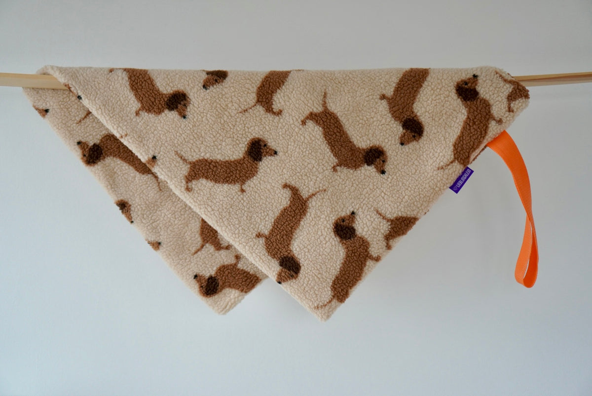 PLACE Hundedecke Dackel ausgebreitet – Teddy in Creme mit braunen Dackeln und orangener Schlaufe