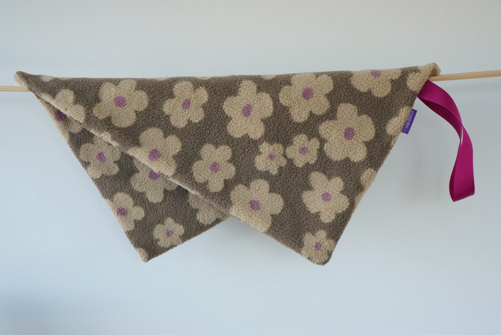 PLACE Hundedecke Flower ausgebreitet – Teddy-Stoff mit cremefarbenen Blüten auf Taupe