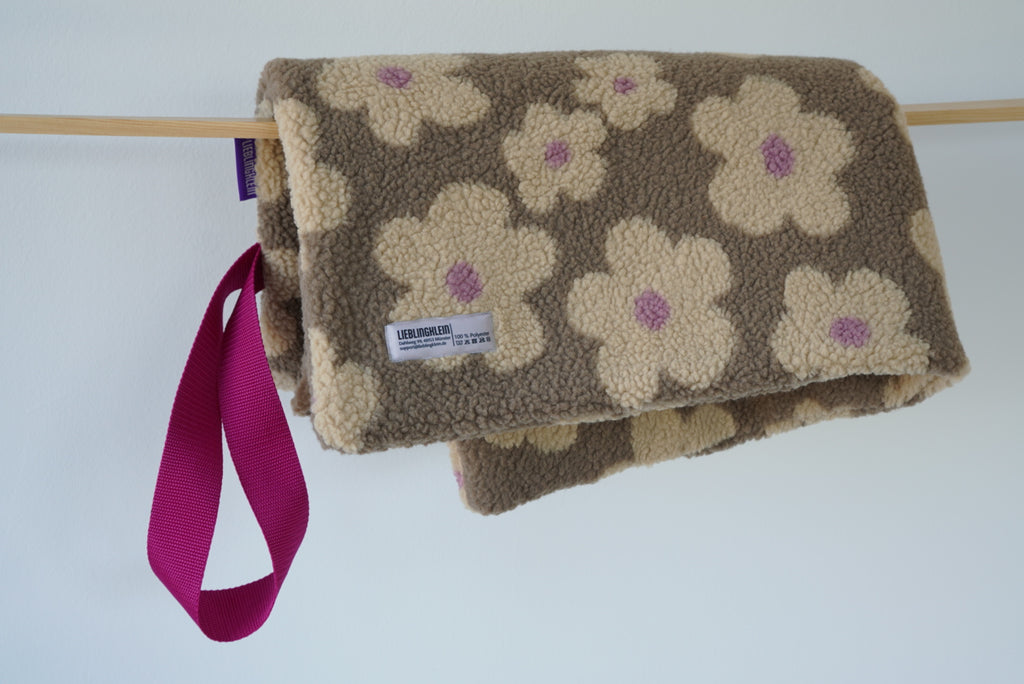 PLACE Hundedecke Flower aus Teddy-Stoff mit Blumenmuster und Waschzettel