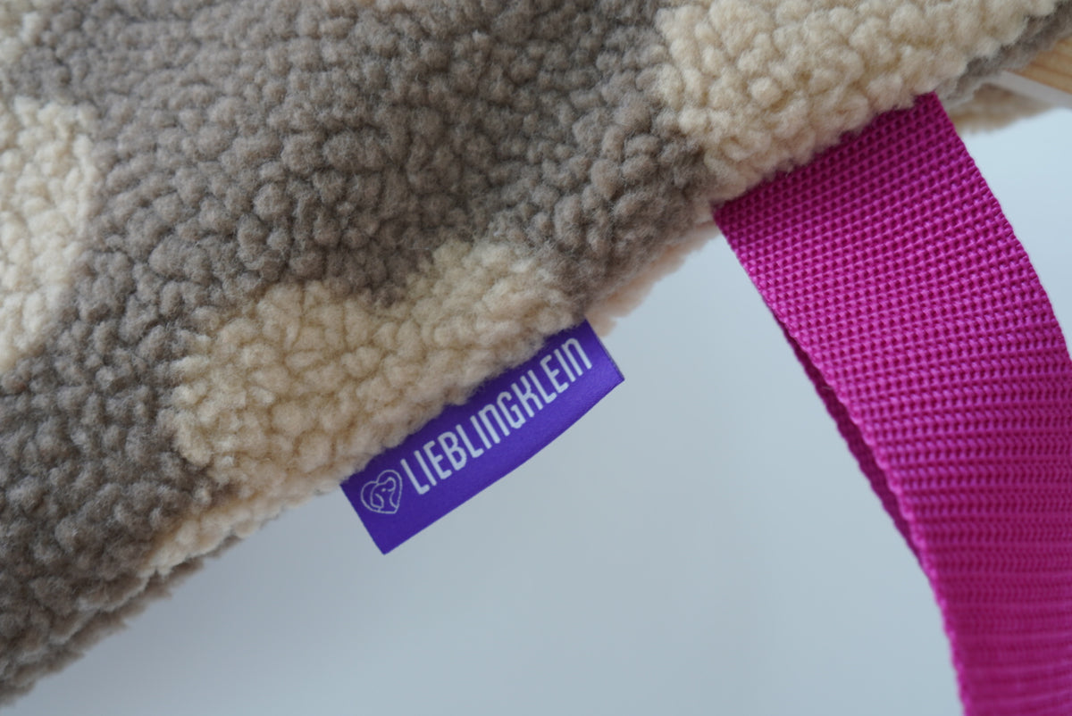 Detail PLACE Hundedecke Flower: Teddy-Stoff, lieblingklein Label und pinker Tragegurt