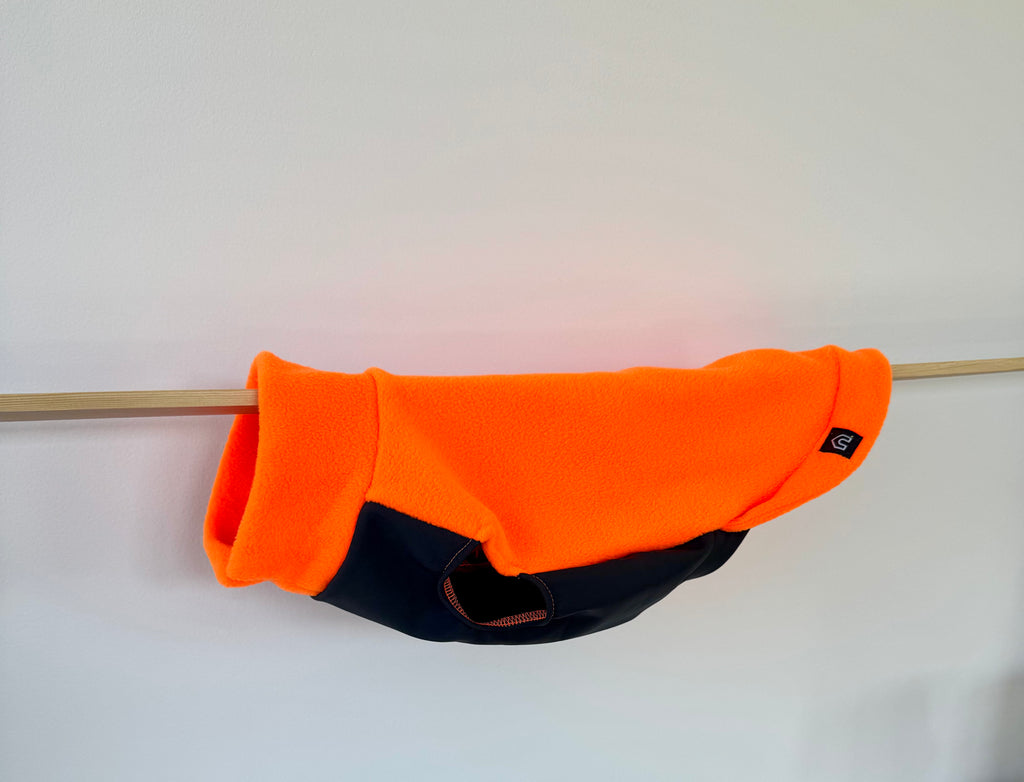Dackel Fleecepullover mit wasserdichtem Baucheinsatz | Neon Orange - Hundepullover