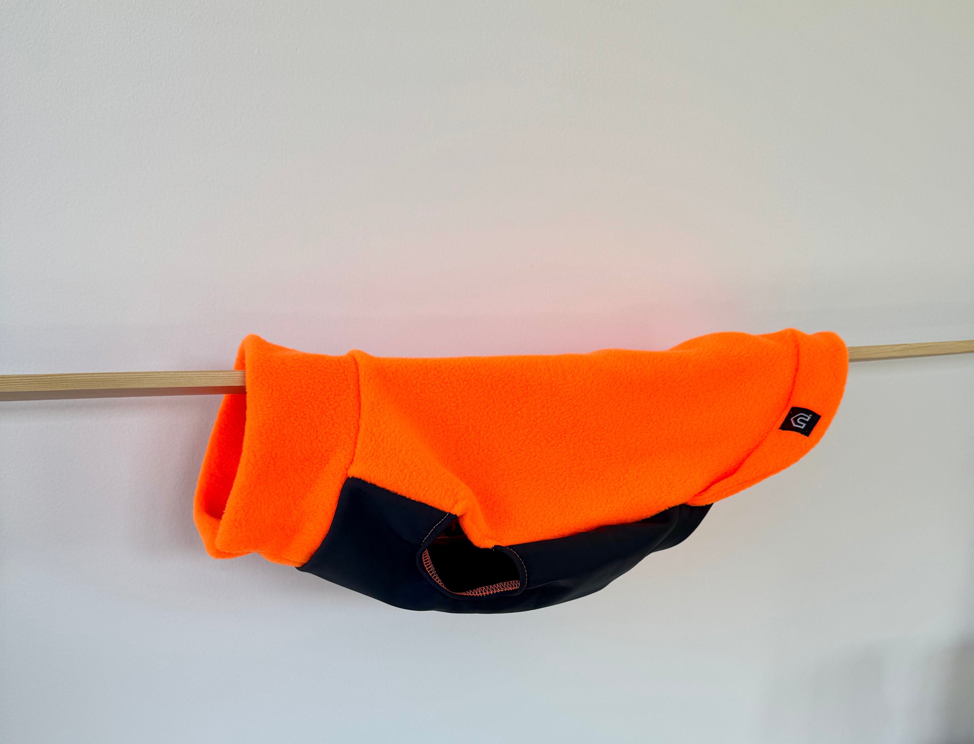 Dackel Fleecepullover mit wasserdichtem Baucheinsatz | Neon Orange - Hundepullover