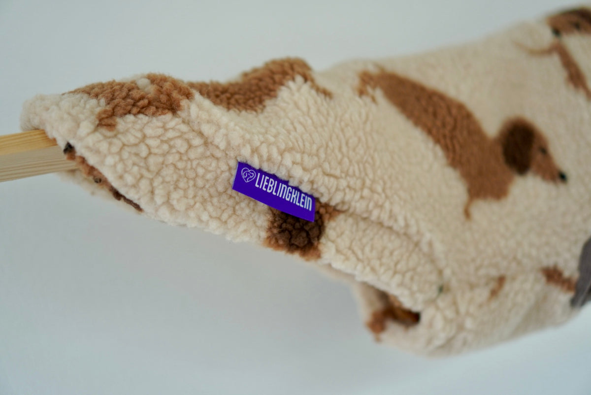 Detail all over dackel: Teddy mit Dackelmuster und lieblingklein Label