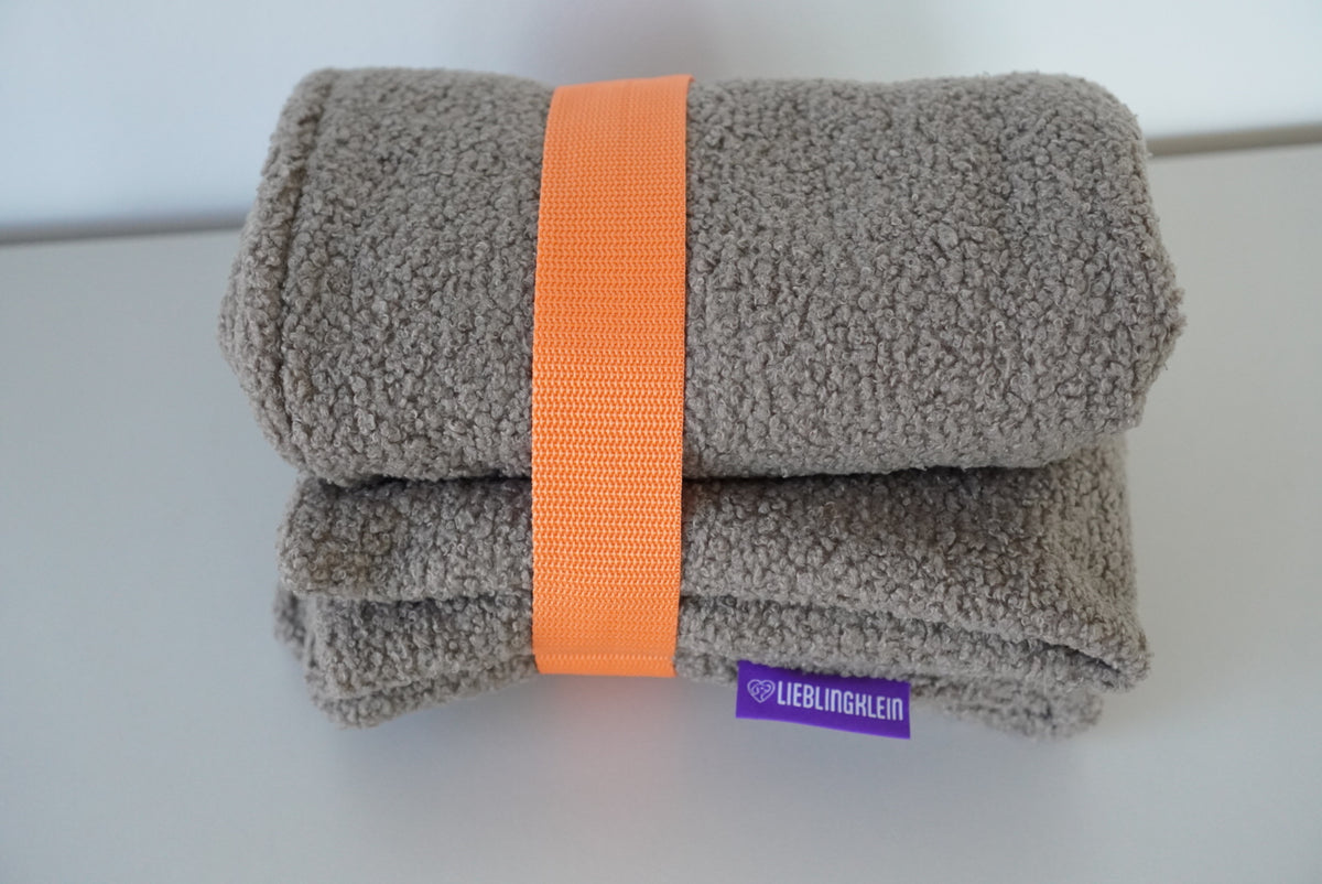 PLACE Hundedecke Taupe gefaltet mit orangenem Tragegurt – handgenäht von lieblingklein