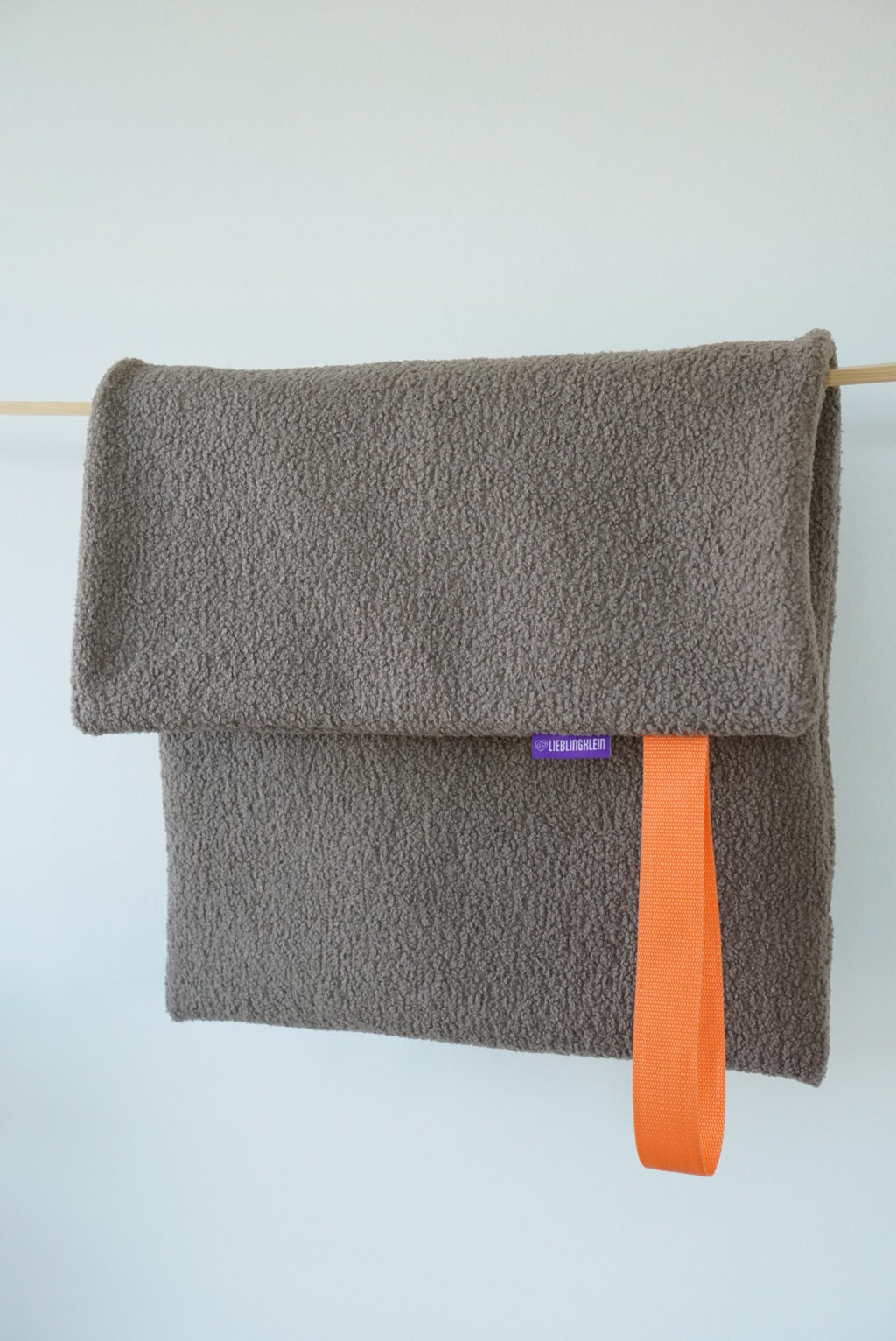 PLACE Hundedecke Taupe aus Bouclé hängend mit orangener Schlaufe