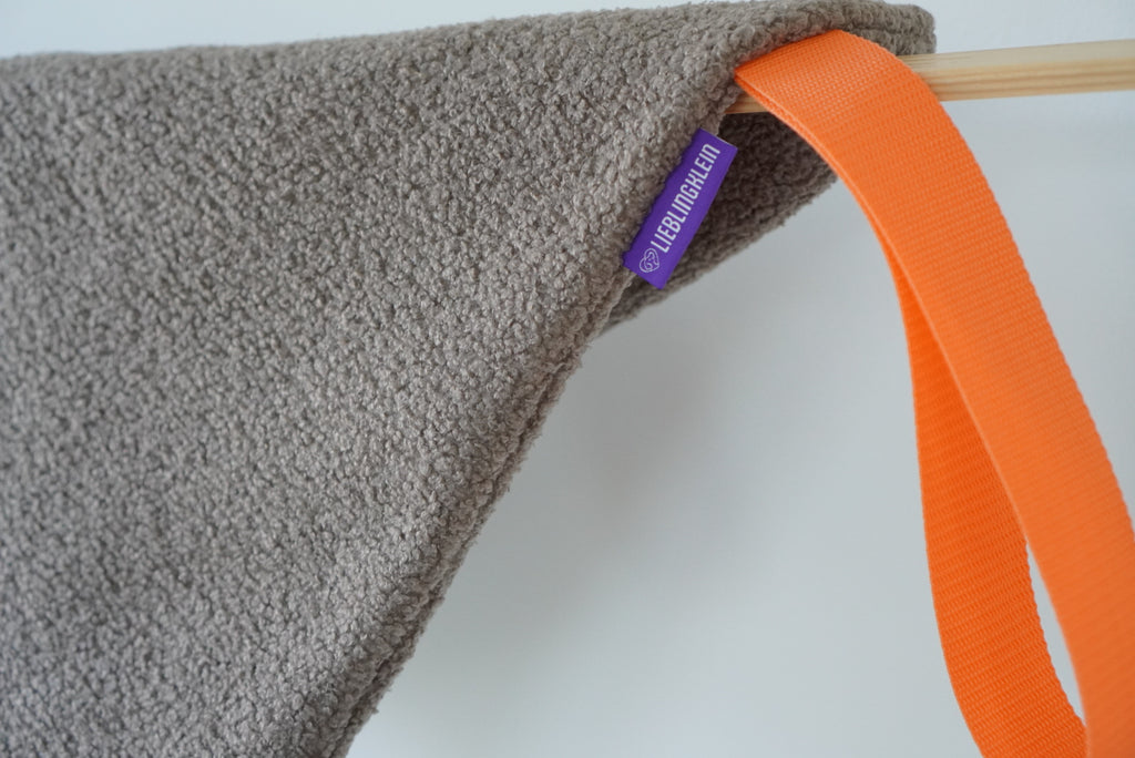 Detail PLACE Hundedecke Taupe: Bouclé, lieblingklein Label und orangener Tragegurt