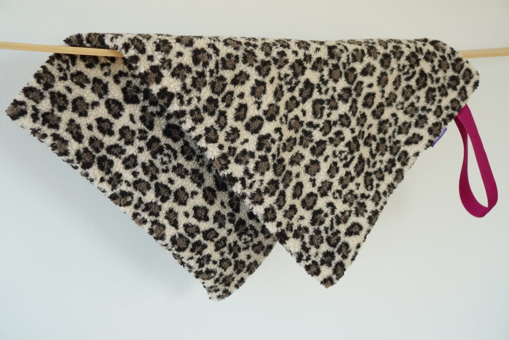 PLACE Hundedecke Leo ausgebreitet – Teddy-Stoff im Leo-Look mit pinker Schlaufe