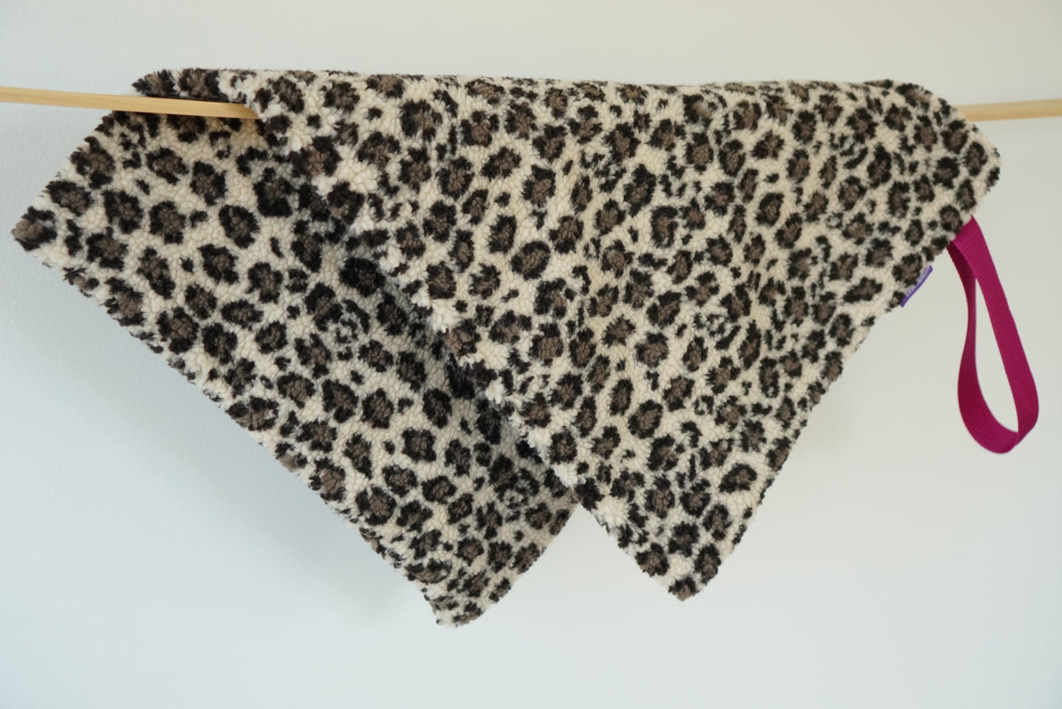 PLACE Hundedecke Leo ausgebreitet – Teddy-Stoff im Leo-Look mit pinker Schlaufe