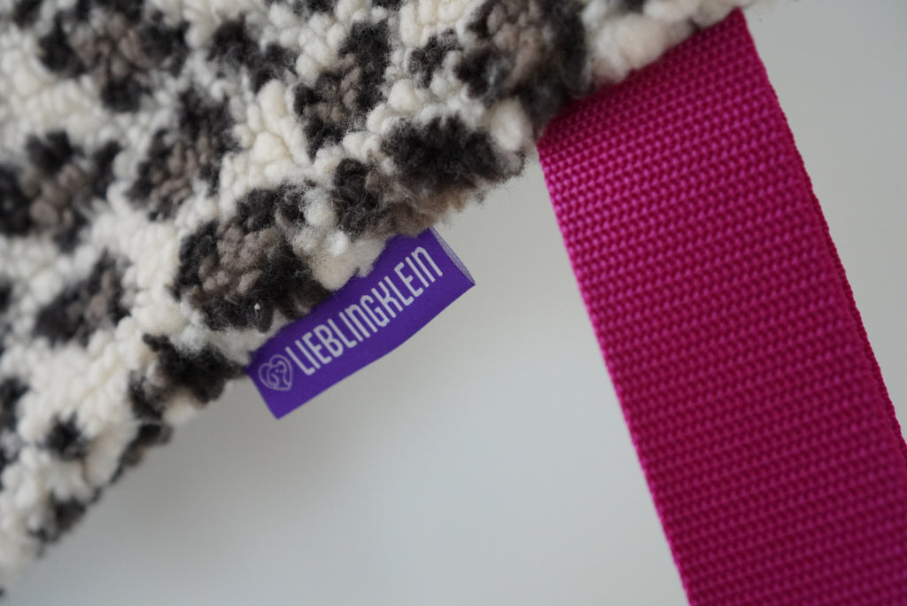 Detail PLACE Hundedecke Leo: Teddy-Stoff, lieblingklein Label und pinker Tragegurt