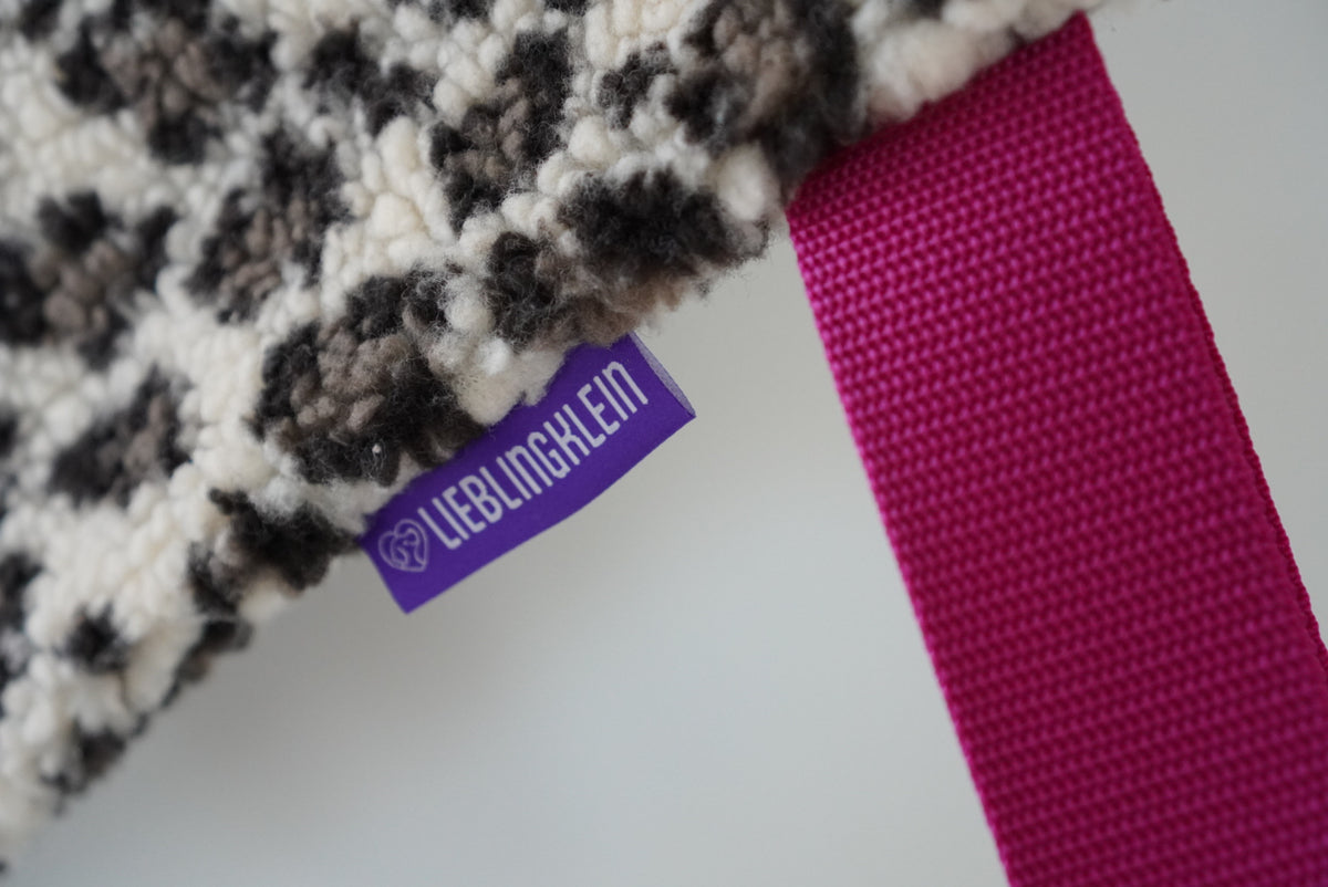 Detail PLACE Hundedecke Leo: Teddy-Stoff, lieblingklein Label und pinker Tragegurt