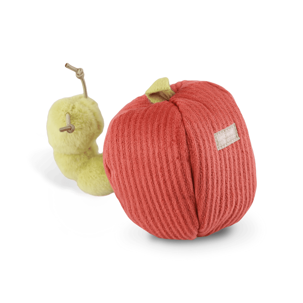 Detailansicht des Apple & Caterpillar Hundespielzeugs von Lambwolf Collective mit Apfelschale und Quietschwurm