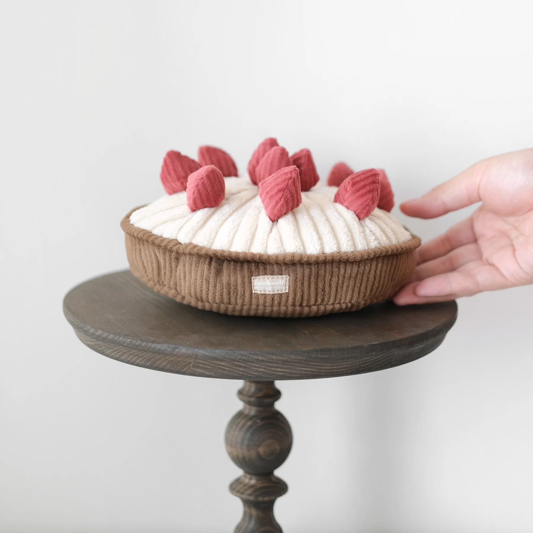Stilvolle Präsentation des BERRY PIE Hundespielzeugs von Lambwolf Collective – modern & durchdacht