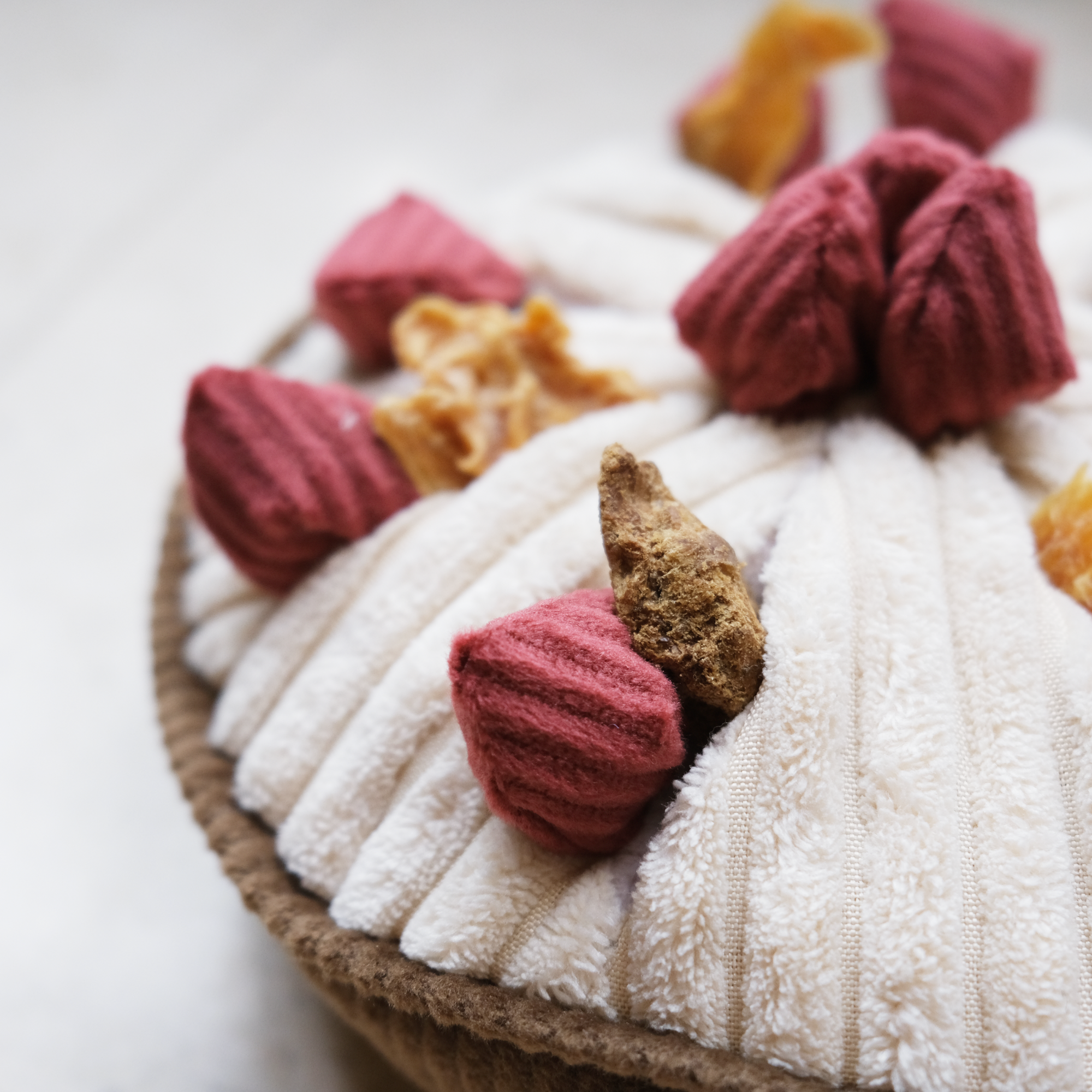 Detailansicht der Leckerlitasche im BERRY PIE Hundespielzeug – ideal für Nasenarbeit & Spielspaß