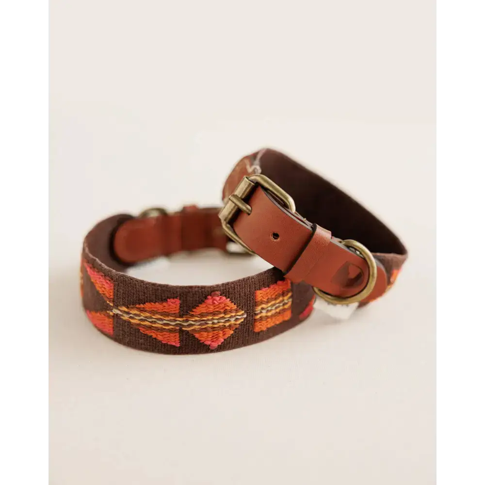 Das ETNA BROWN Hundehalsband – handgefertigt, langlebig und mit Bohemian-Charme stilvoll präsentiert.
