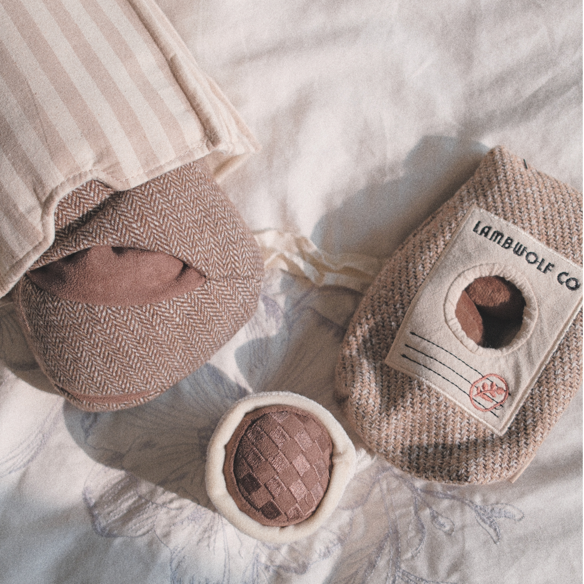 COFFEE BEANS Hundespielzeug – knisternde Kaffeetüte mit Quietschebohnen