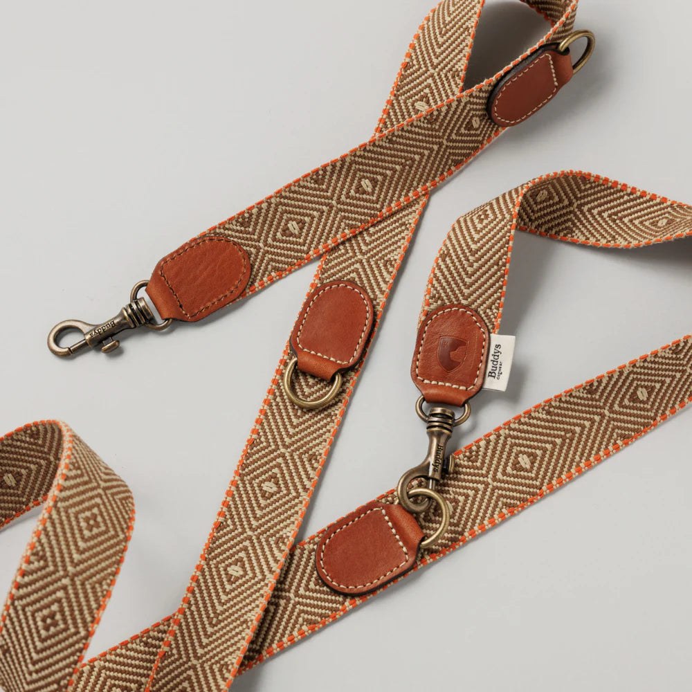 Detailansicht der Capri Isola Leine – Lederpartien und Metallkarabiner von Buddy’s Dogwear
