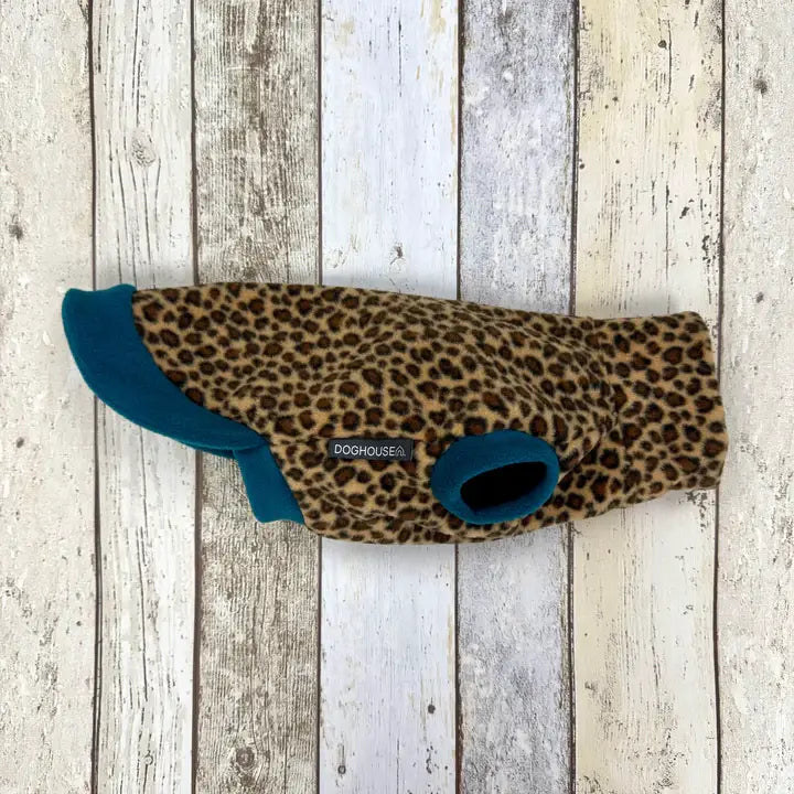Nahaufnahme Doghouse Dackel Fleecepullover – weicher Fleece im Gepard-Design