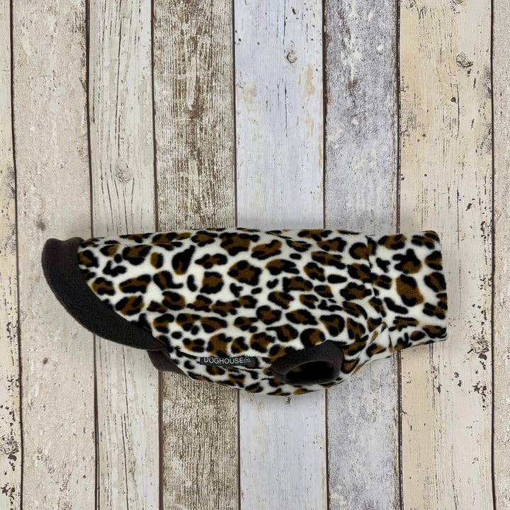 Doghouse Fleecepullover Leopard – Produktansicht liegend mit Fleece- und Saumdetails