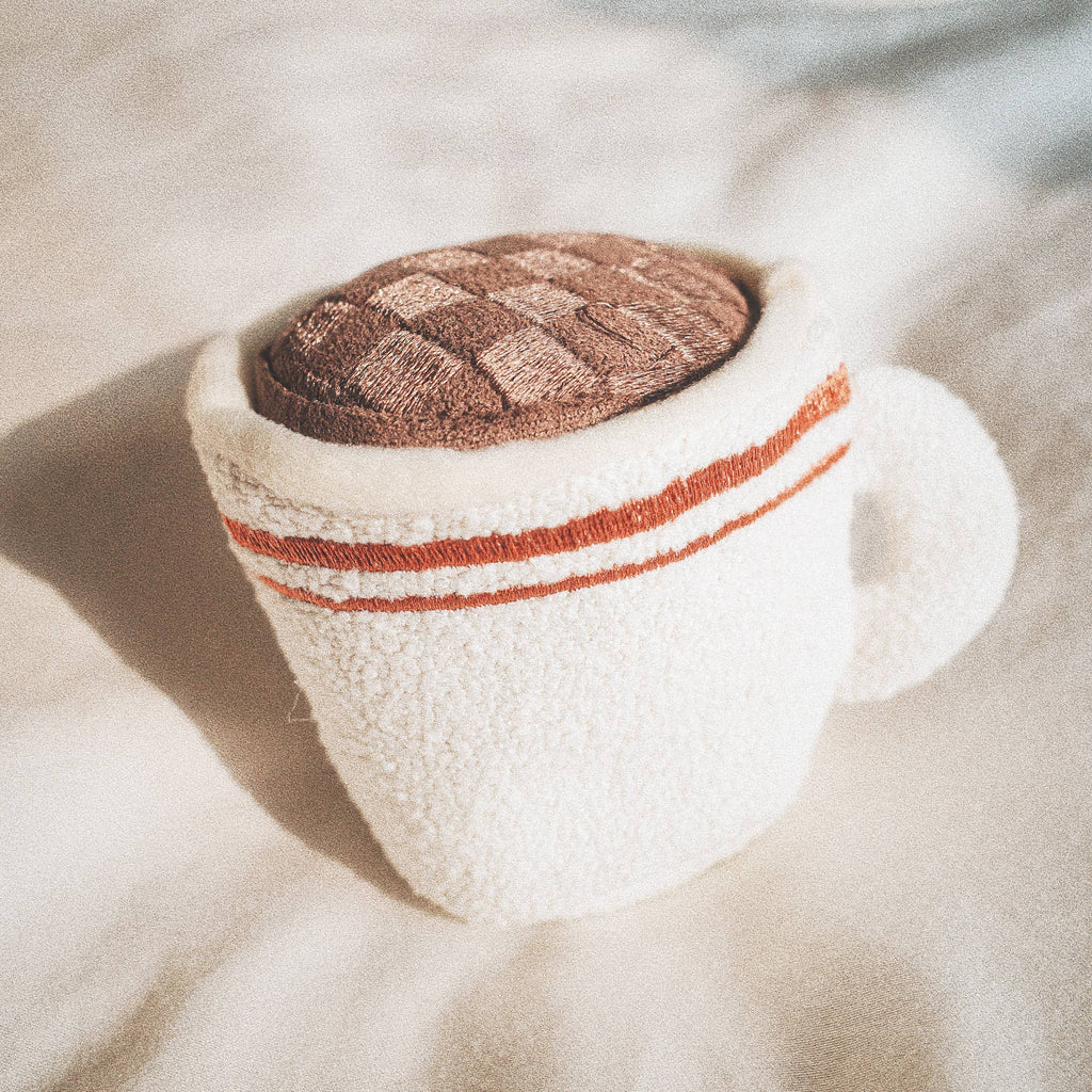 Stylische Espresso-Tasse aus Stoff – Teil des Espresso POP Spielzeugs von Lambwolf