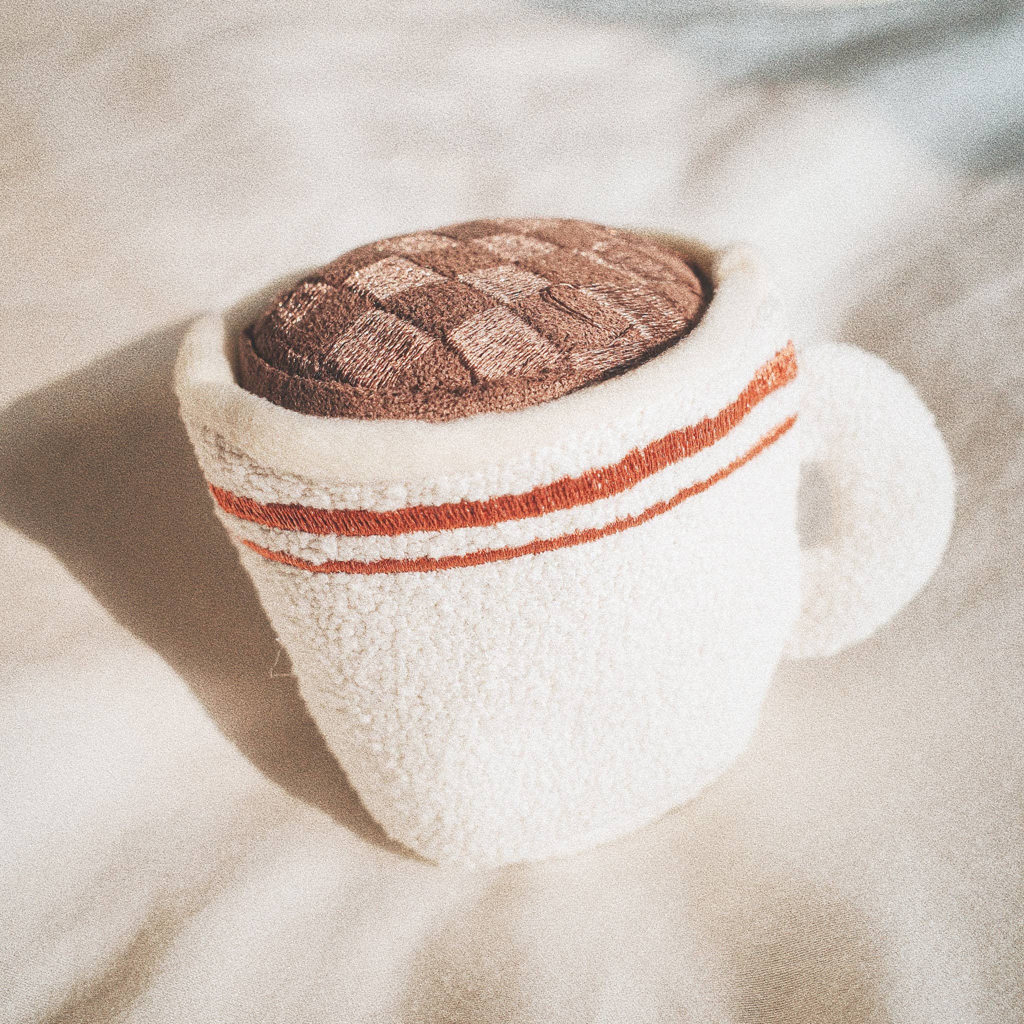 Stylische Espresso-Tasse aus Stoff – Teil des Espresso POP Spielzeugs von Lambwolf
