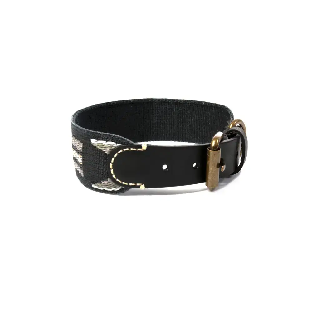 Detailaufnahme des ETNA BLACK Halsbands – weiches Rindsleder, handgewebte Baumwolle und robuste Messingbeschläge für maximale Haltbarkeit.
