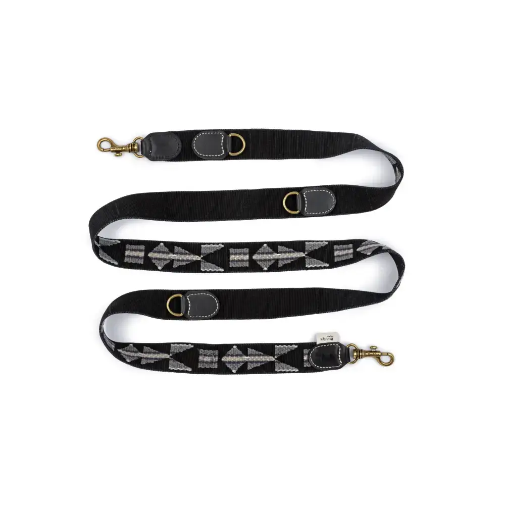 Detailaufnahme der ETNA BLACK Hundeleine – edle Materialien, stabiler Messingkarabiner und hochwertige Verarbeitung.