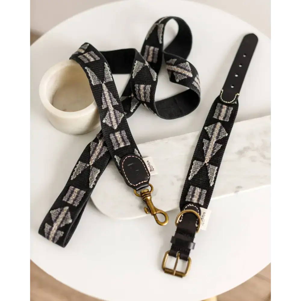 ETNA BLACK Hundeleine mit passendem Halsband – das perfekte Bohemian-Set für stilvolle Hunde und ihre Besitzer.