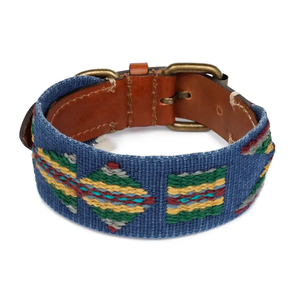 Das ETNA BLUE Hundehalsband – ein edles Geschenk für Hundeliebhaber, stilvoll verpackt und mit Liebe handgefertigt.
