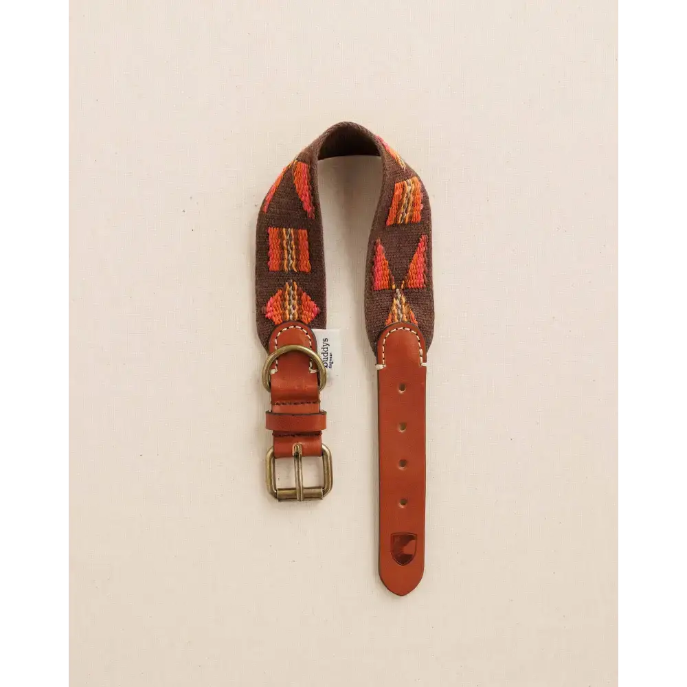 ETNA BROWN Hundehalsband von Buddys Dogwear – elegantes Boho-Design in Braun, handgefertigt aus Baumwolle und Rindsleder.