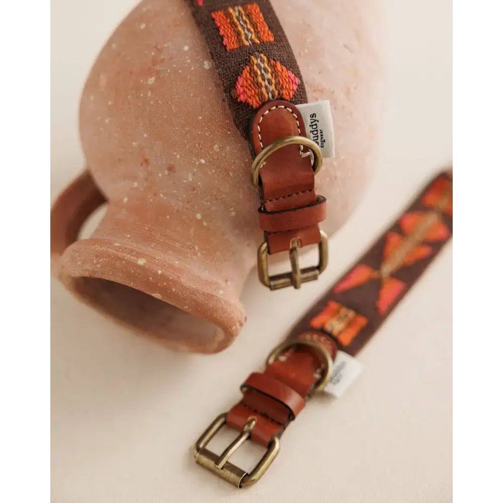 Detailaufnahme des ETNA BROWN Halsbands – edles Rindsleder, strapazierfähige Baumwolle und robuste Messingbeschläge für maximale Haltbarkeit.
