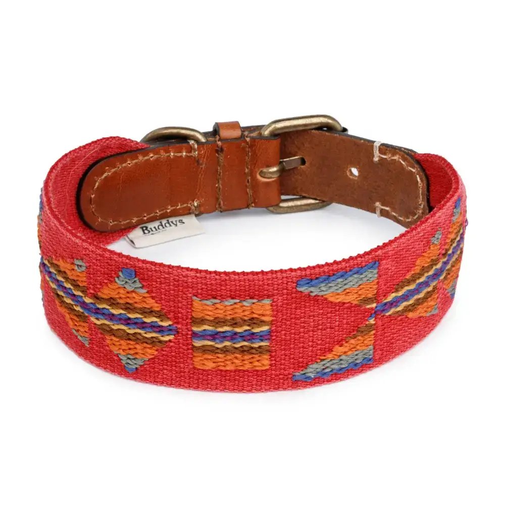 Detailansicht des ETNA RED Halsbands – handgefertigte Qualität mit robustem Leder, Messingbeschlägen und Bohemian-Muster.