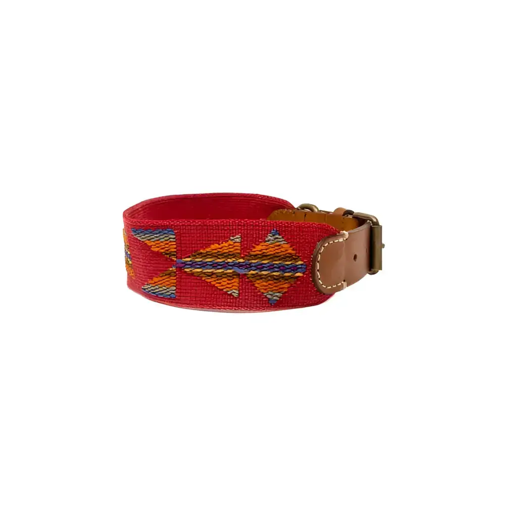Das ETNA RED Halsband von Buddys Dogwear – das perfekte Geschenk für Hundeliebhaber, stilvoll verpackt im Bohemian-Design.