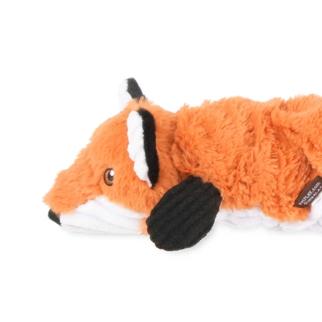 Hund tobt begeistert mit dem nachhaltigen Stoffspielzeug Forest the Fox