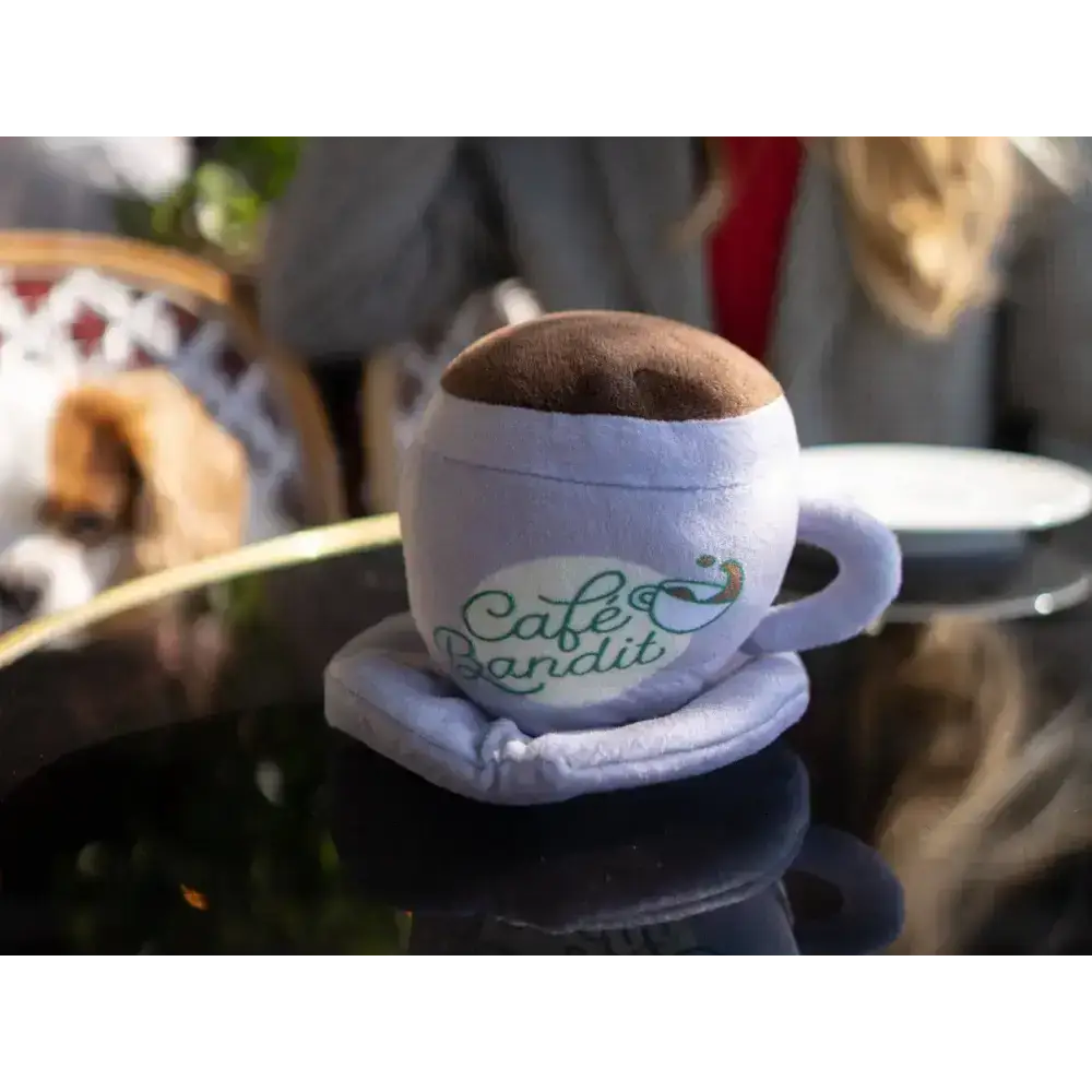 Weiches Kuschelspielzeug für Hunde – die „Café Bandit“-Tasse von French Bandit, perfekt zum Toben & Kuscheln.