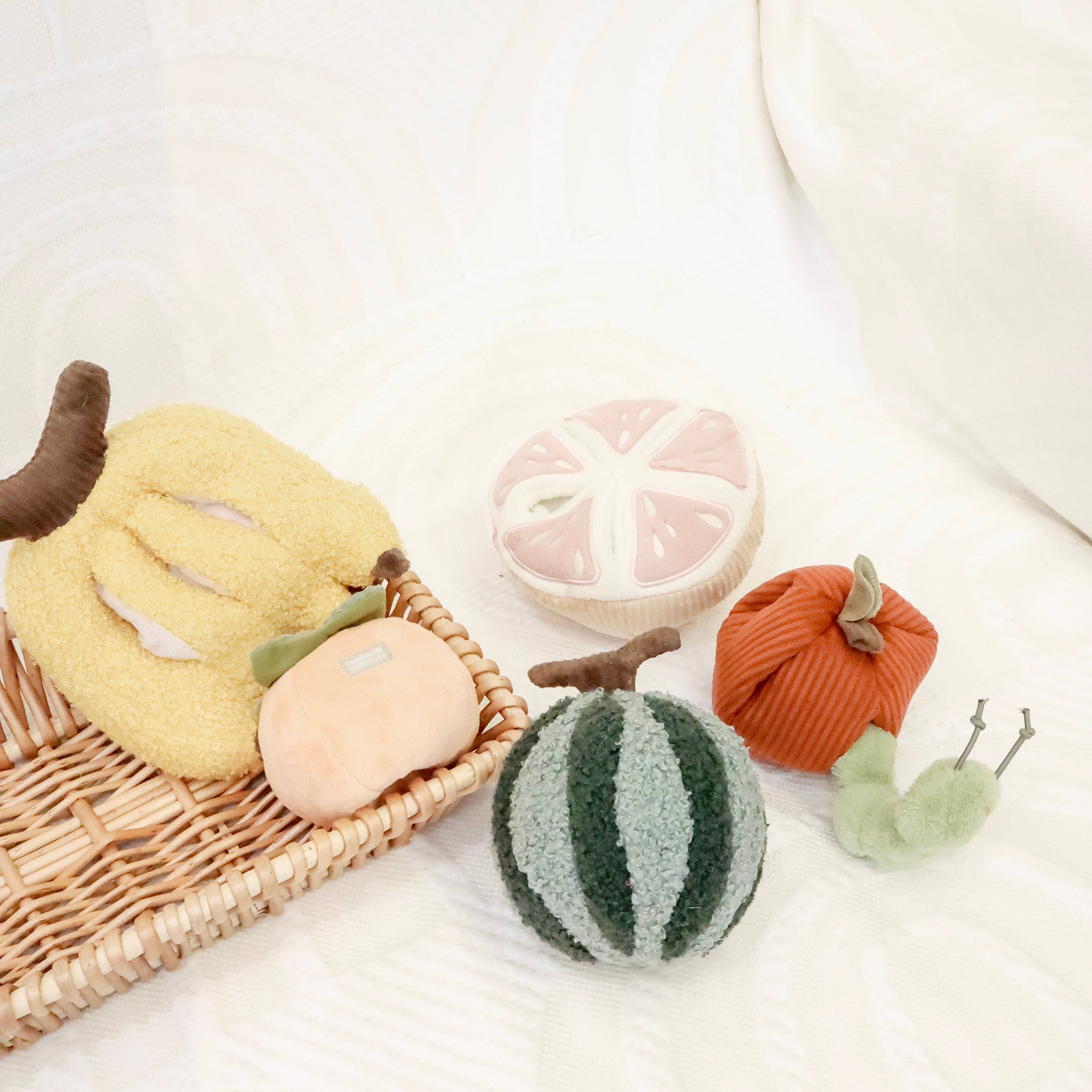 Spielzeugmix mit Wassermelonen POP auf Tablett – Sommerliches Design von Lambwolf Collective