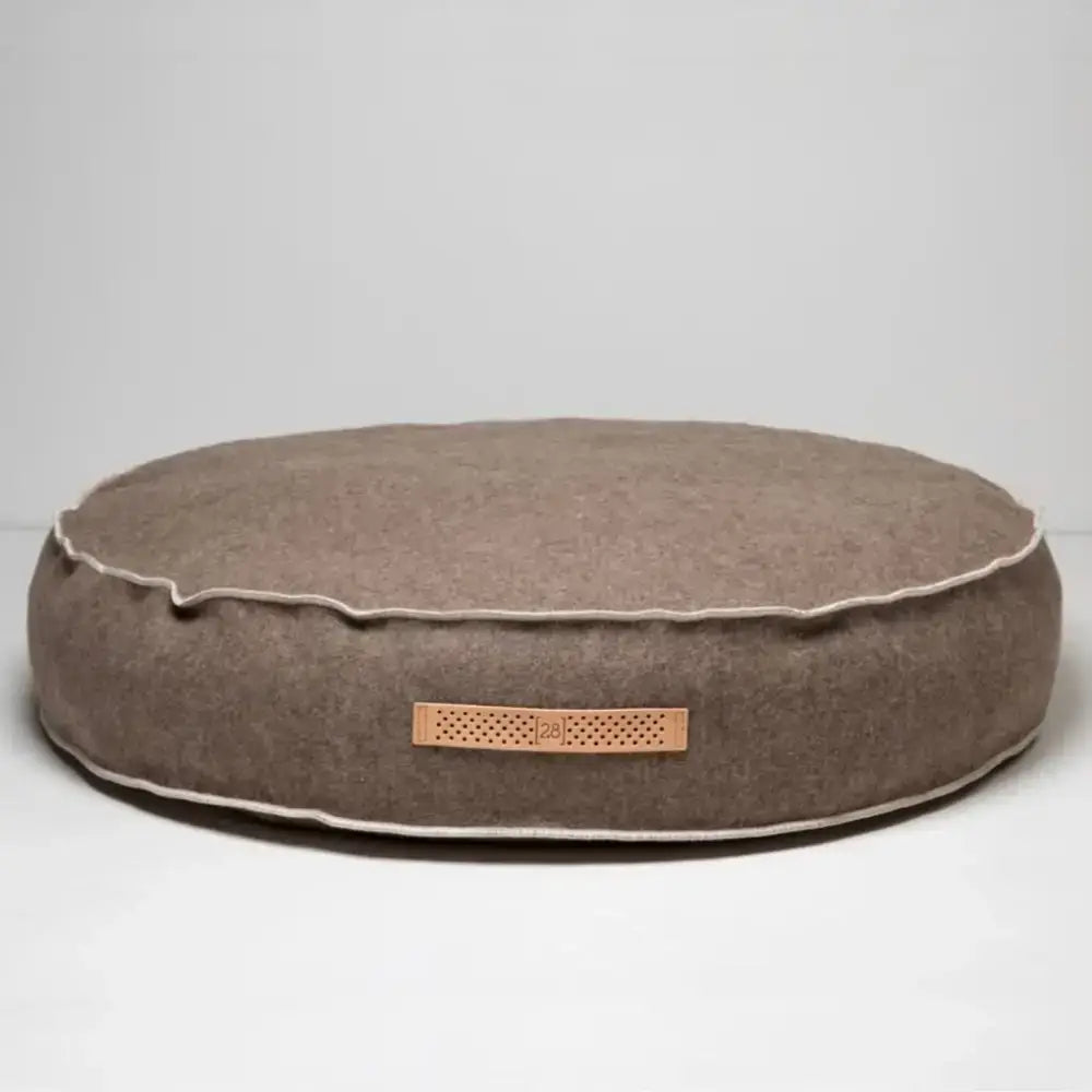 Detailansicht des Echtledergriffs mit 2.8 Logo – edles Finish für das Fulvio Hundebett